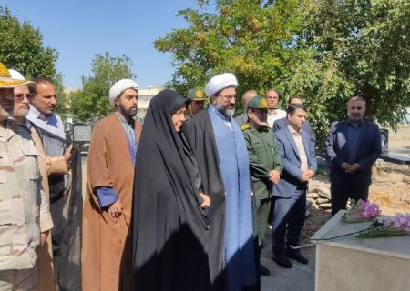 مزار شهدا پلدشت غبارروبی و گل‌باران شد