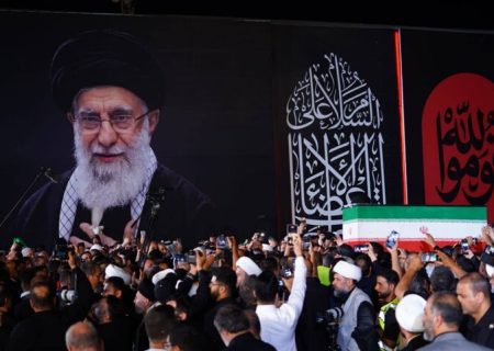 طواف آقای شهید ایران در خانه پدری