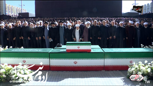 اقامه نماز بر پیکر رهبر شهید انقلاب اسلامی و خانواده ایشان