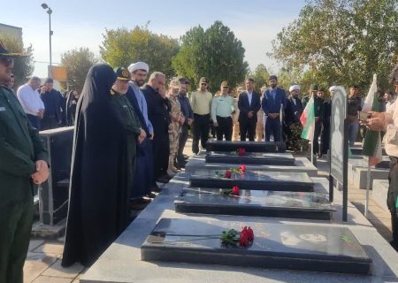 مزار شهدای پلدشت غبارروبی و گلباران شد